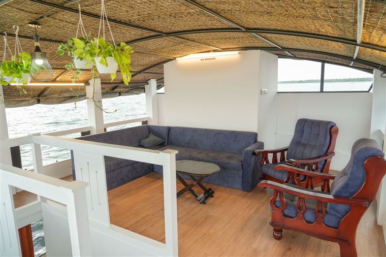 Houseboat deck lounge